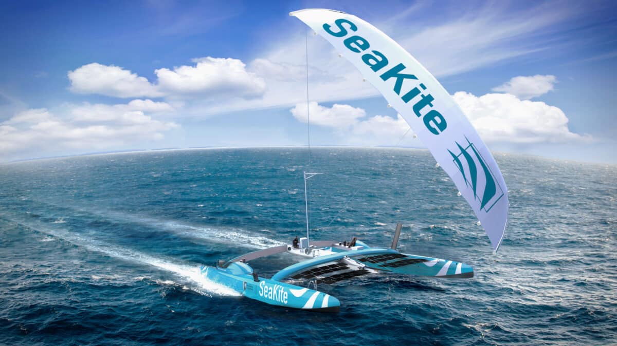 Aile de traction par kite au-dessus de la mer